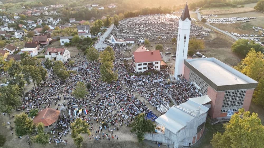 (VELIKA FOTOGALERIJA) Mnoštvo vjernika proslavilo Gospu od suza u Pleternici: „Suze Marijine su svete, a svaka prolivena suza je molitva i vapaj“
