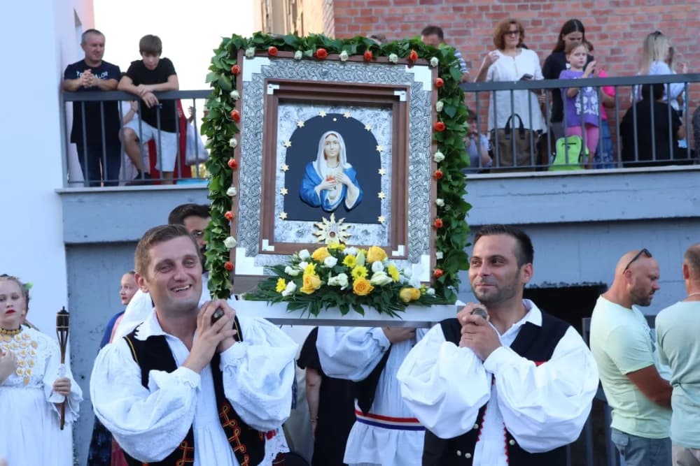 (VELIKA FOTOGALERIJA) Mnoštvo vjernika proslavilo Gospu od suza u Pleternici: „Suze Marijine su svete, a svaka prolivena suza je molitva i vapaj“