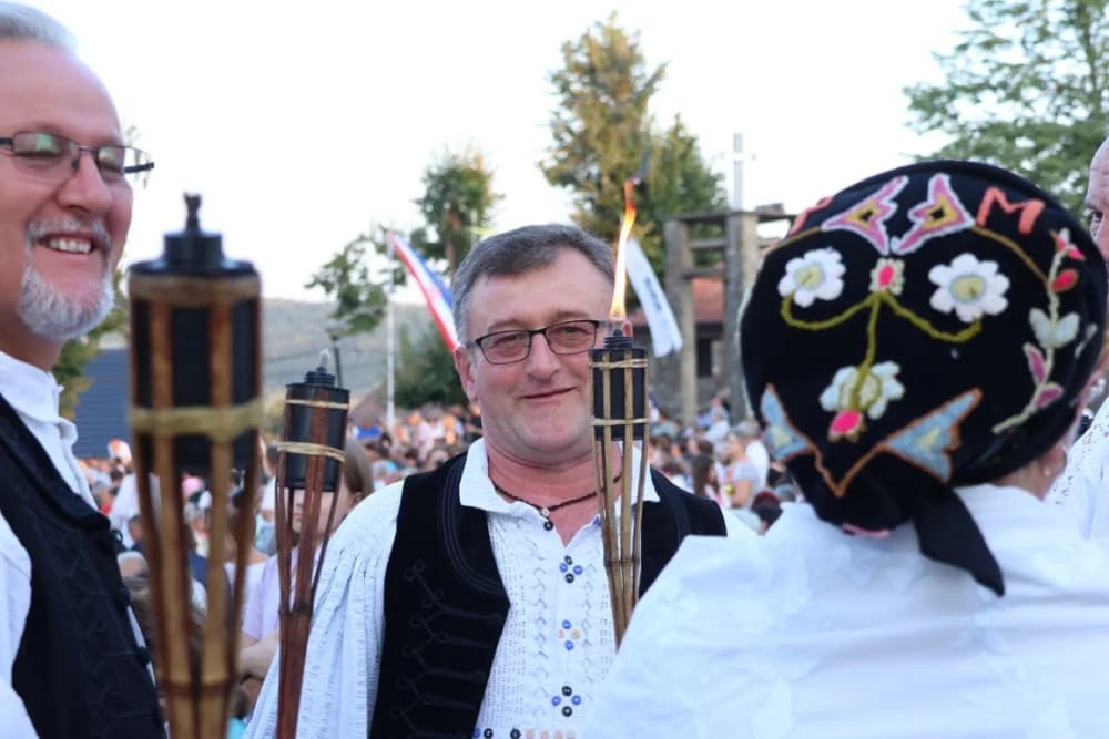 (VELIKA FOTOGALERIJA) Mnoštvo vjernika proslavilo Gospu od suza u Pleternici: „Suze Marijine su svete, a svaka prolivena suza je molitva i vapaj“