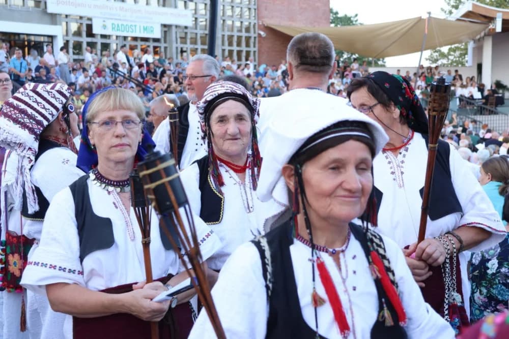 (VELIKA FOTOGALERIJA) Mnoštvo vjernika proslavilo Gospu od suza u Pleternici: „Suze Marijine su svete, a svaka prolivena suza je molitva i vapaj“