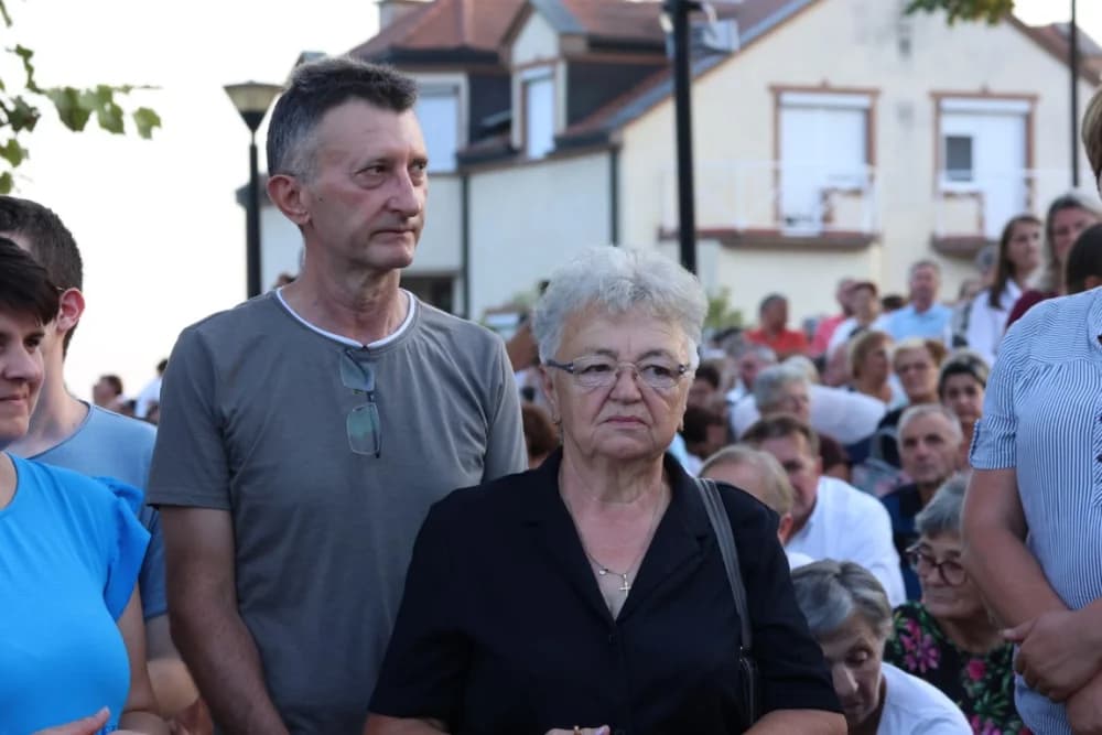 (VELIKA FOTOGALERIJA) Mnoštvo vjernika proslavilo Gospu od suza u Pleternici: „Suze Marijine su svete, a svaka prolivena suza je molitva i vapaj“