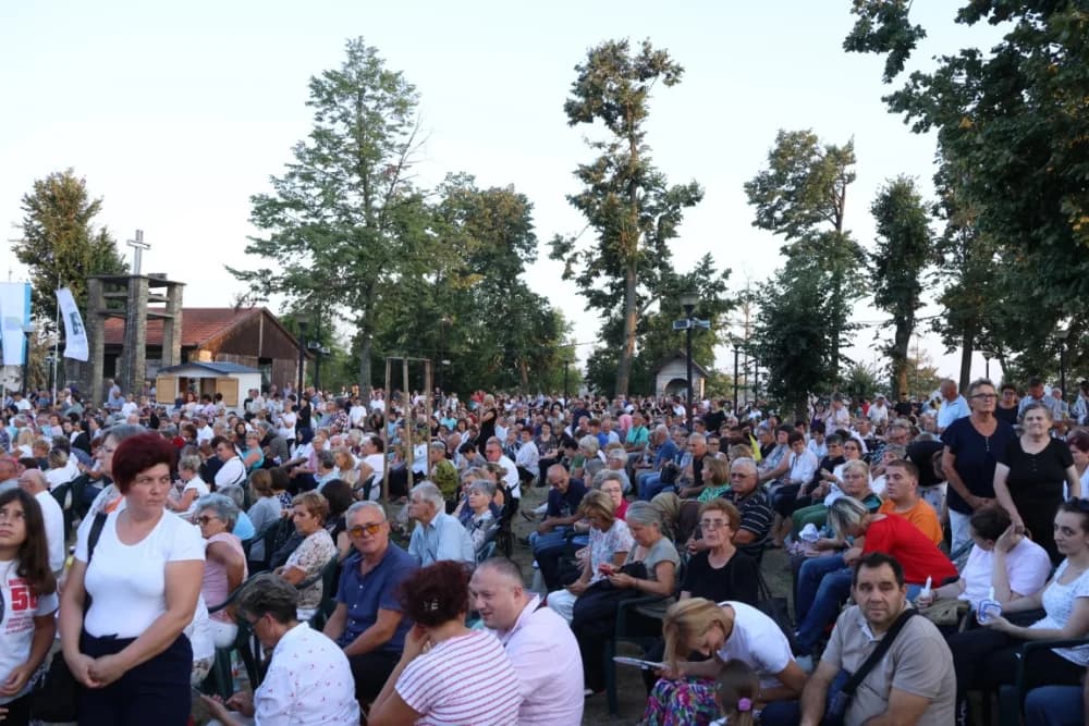 (VELIKA FOTOGALERIJA) Mnoštvo vjernika proslavilo Gospu od suza u Pleternici: „Suze Marijine su svete, a svaka prolivena suza je molitva i vapaj“