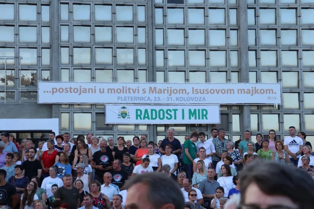 (VELIKA FOTOGALERIJA) Mnoštvo vjernika proslavilo Gospu od suza u Pleternici: „Suze Marijine su svete, a svaka prolivena suza je molitva i vapaj“