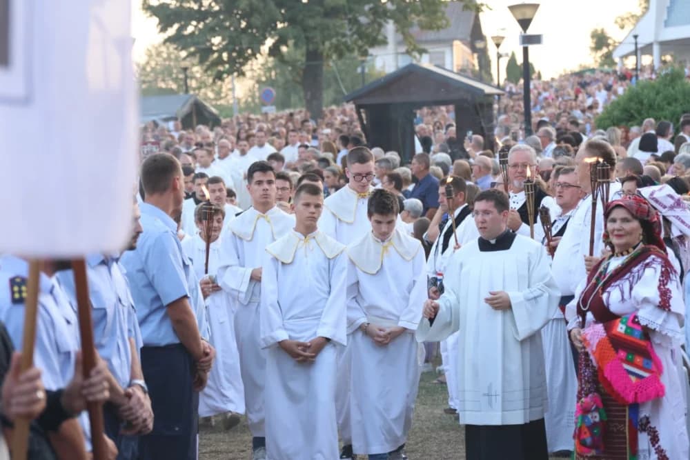 (VELIKA FOTOGALERIJA) Mnoštvo vjernika proslavilo Gospu od suza u Pleternici: „Suze Marijine su svete, a svaka prolivena suza je molitva i vapaj“