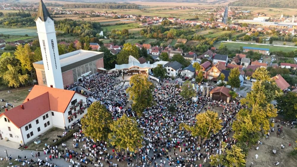 (VELIKA FOTOGALERIJA) Mnoštvo vjernika proslavilo Gospu od suza u Pleternici: „Suze Marijine su svete, a svaka prolivena suza je molitva i vapaj“