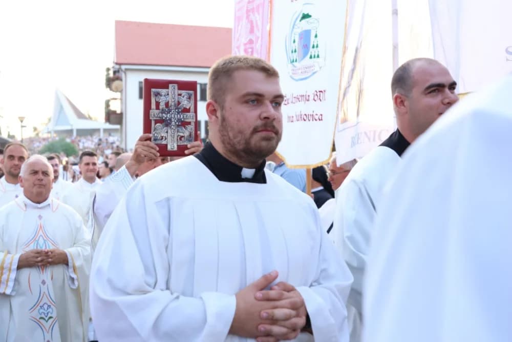 (VELIKA FOTOGALERIJA) Mnoštvo vjernika proslavilo Gospu od suza u Pleternici: „Suze Marijine su svete, a svaka prolivena suza je molitva i vapaj“