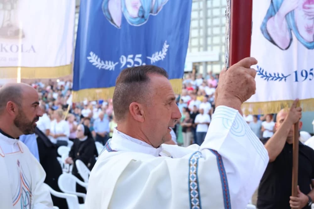 (VELIKA FOTOGALERIJA) Mnoštvo vjernika proslavilo Gospu od suza u Pleternici: „Suze Marijine su svete, a svaka prolivena suza je molitva i vapaj“