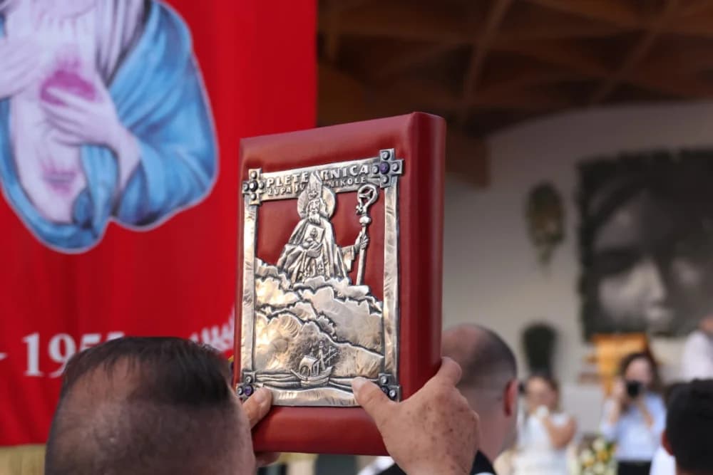 (VELIKA FOTOGALERIJA) Mnoštvo vjernika proslavilo Gospu od suza u Pleternici: „Suze Marijine su svete, a svaka prolivena suza je molitva i vapaj“