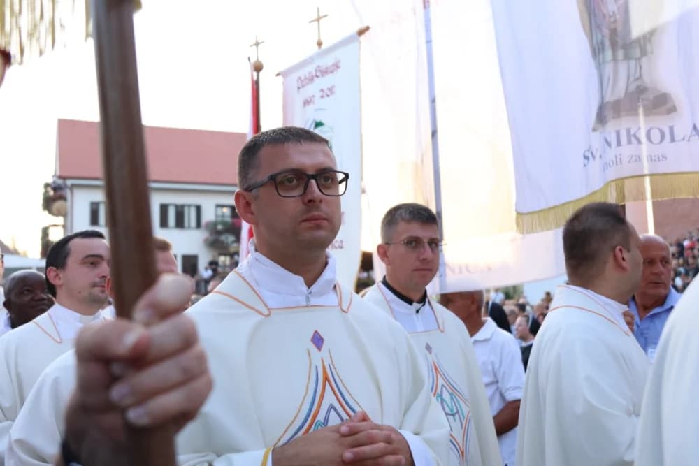 (VELIKA FOTOGALERIJA) Mnoštvo vjernika proslavilo Gospu od suza u Pleternici: „Suze Marijine su svete, a svaka prolivena suza je molitva i vapaj“