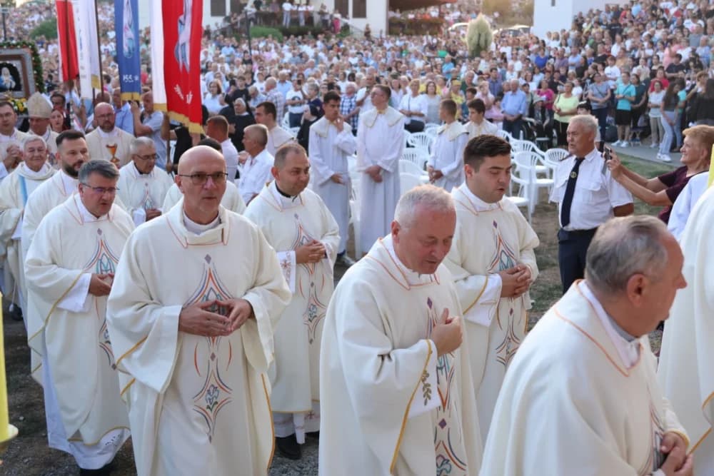 (VELIKA FOTOGALERIJA) Mnoštvo vjernika proslavilo Gospu od suza u Pleternici: „Suze Marijine su svete, a svaka prolivena suza je molitva i vapaj“