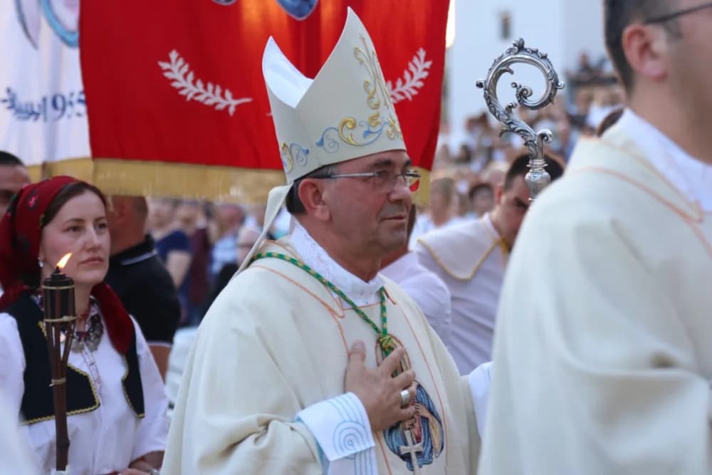 (VELIKA FOTOGALERIJA) Mnoštvo vjernika proslavilo Gospu od suza u Pleternici: „Suze Marijine su svete, a svaka prolivena suza je molitva i vapaj“