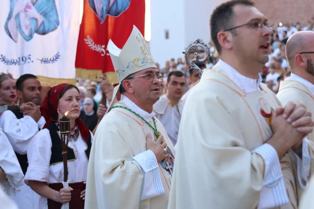 (VELIKA FOTOGALERIJA) Mnoštvo vjernika proslavilo Gospu od suza u Pleternici: „Suze Marijine su svete, a svaka prolivena suza je molitva i vapaj“