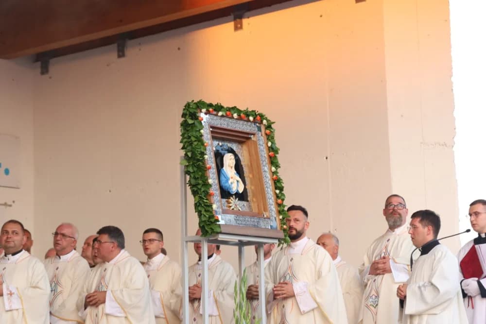 (VELIKA FOTOGALERIJA) Mnoštvo vjernika proslavilo Gospu od suza u Pleternici: „Suze Marijine su svete, a svaka prolivena suza je molitva i vapaj“