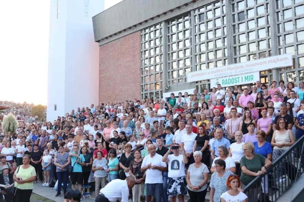 (VELIKA FOTOGALERIJA) Mnoštvo vjernika proslavilo Gospu od suza u Pleternici: „Suze Marijine su svete, a svaka prolivena suza je molitva i vapaj“