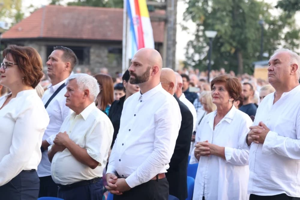(VELIKA FOTOGALERIJA) Mnoštvo vjernika proslavilo Gospu od suza u Pleternici: „Suze Marijine su svete, a svaka prolivena suza je molitva i vapaj“