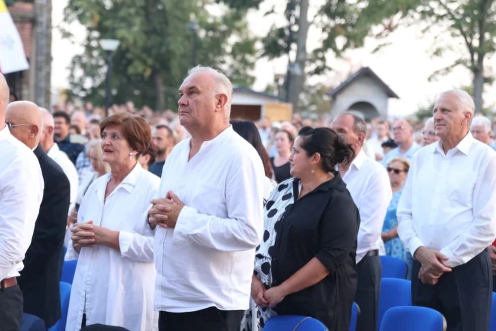 (VELIKA FOTOGALERIJA) Mnoštvo vjernika proslavilo Gospu od suza u Pleternici: „Suze Marijine su svete, a svaka prolivena suza je molitva i vapaj“
