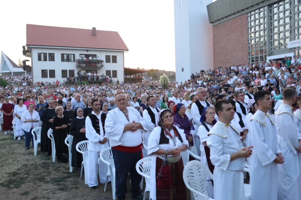 (VELIKA FOTOGALERIJA) Mnoštvo vjernika proslavilo Gospu od suza u Pleternici: „Suze Marijine su svete, a svaka prolivena suza je molitva i vapaj“