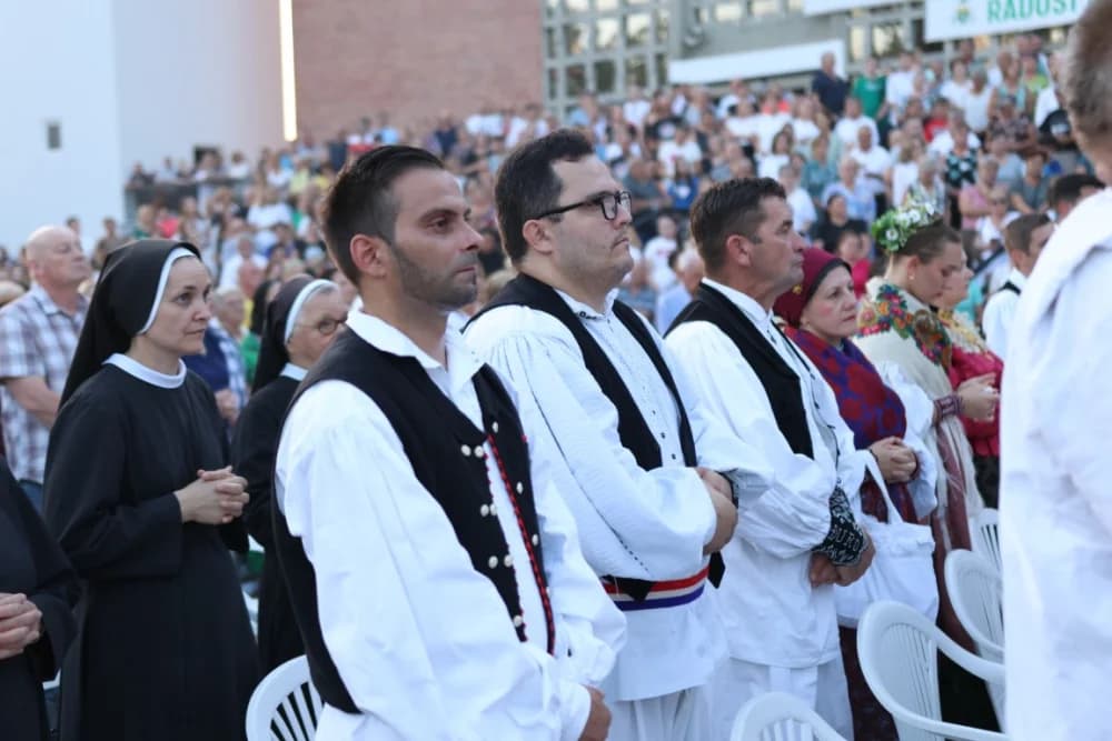 (VELIKA FOTOGALERIJA) Mnoštvo vjernika proslavilo Gospu od suza u Pleternici: „Suze Marijine su svete, a svaka prolivena suza je molitva i vapaj“