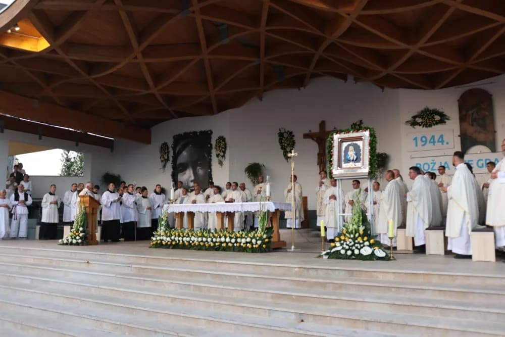 (VELIKA FOTOGALERIJA) Mnoštvo vjernika proslavilo Gospu od suza u Pleternici: „Suze Marijine su svete, a svaka prolivena suza je molitva i vapaj“