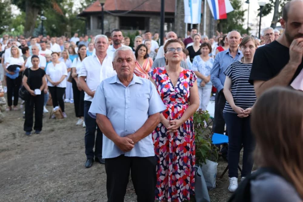 (VELIKA FOTOGALERIJA) Mnoštvo vjernika proslavilo Gospu od suza u Pleternici: „Suze Marijine su svete, a svaka prolivena suza je molitva i vapaj“