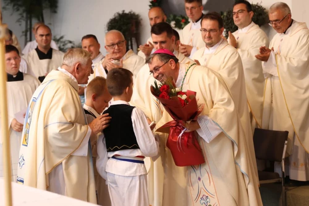 (VELIKA FOTOGALERIJA) Mnoštvo vjernika proslavilo Gospu od suza u Pleternici: „Suze Marijine su svete, a svaka prolivena suza je molitva i vapaj“