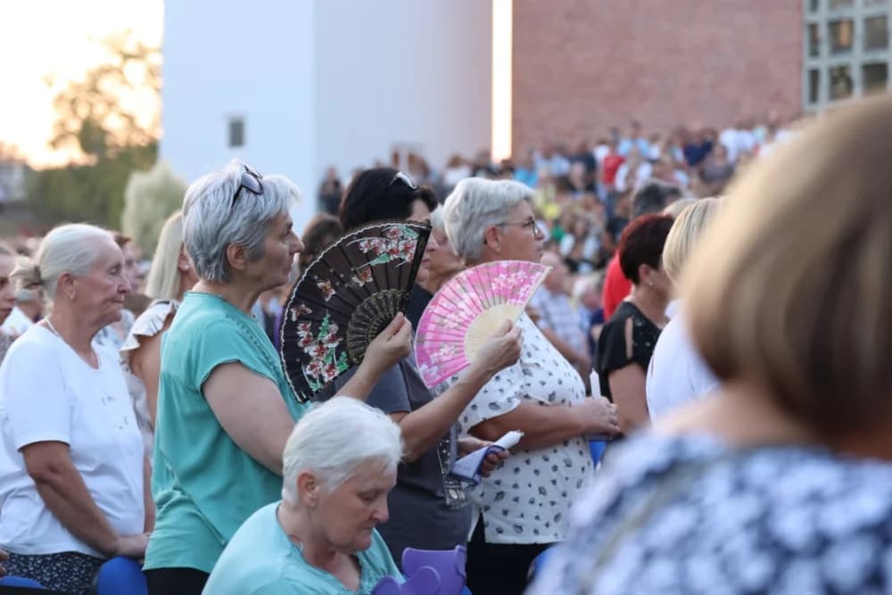 (VELIKA FOTOGALERIJA) Mnoštvo vjernika proslavilo Gospu od suza u Pleternici: „Suze Marijine su svete, a svaka prolivena suza je molitva i vapaj“
