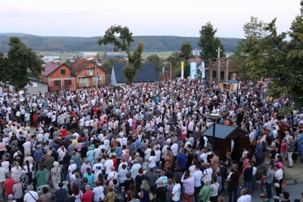 (VELIKA FOTOGALERIJA) Mnoštvo vjernika proslavilo Gospu od suza u Pleternici: „Suze Marijine su svete, a svaka prolivena suza je molitva i vapaj“