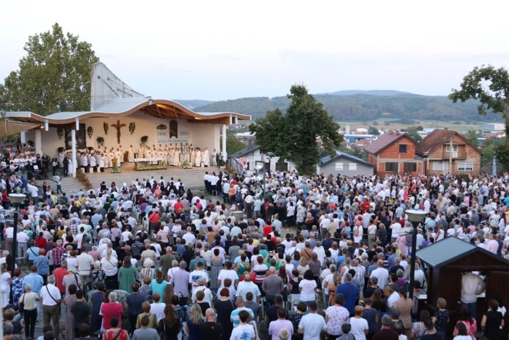 (VELIKA FOTOGALERIJA) Mnoštvo vjernika proslavilo Gospu od suza u Pleternici: „Suze Marijine su svete, a svaka prolivena suza je molitva i vapaj“