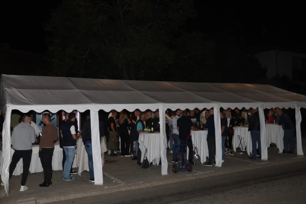 /FOTOGALERIJA/ Caffebar Camel u Kutjevu proslavio 30. obljetnicu rada: Kod nas u lokal dolaze kako one mlađe tako i starije generacije jer se ugodno osjećajuʼ