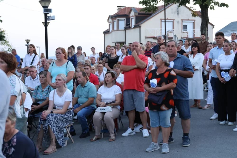 (VELIKA FOTOGALERIJA) Mnoštvo vjernika proslavilo Gospu od suza u Pleternici: „Suze Marijine su svete, a svaka prolivena suza je molitva i vapaj“