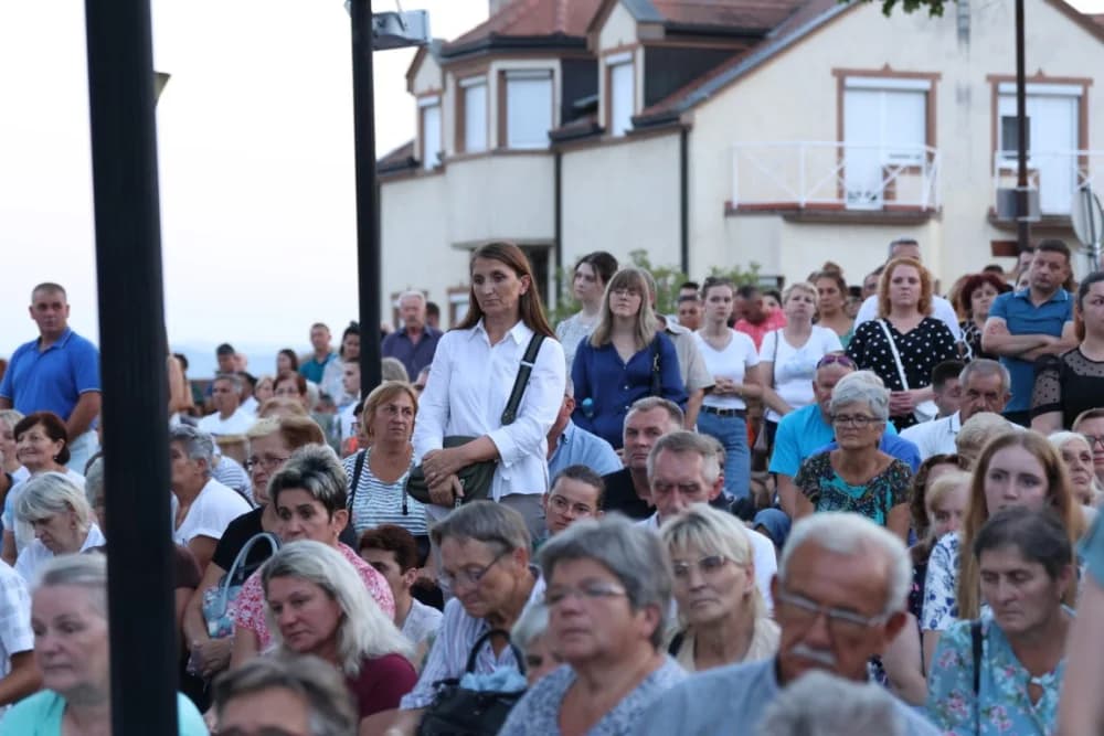 (VELIKA FOTOGALERIJA) Mnoštvo vjernika proslavilo Gospu od suza u Pleternici: „Suze Marijine su svete, a svaka prolivena suza je molitva i vapaj“