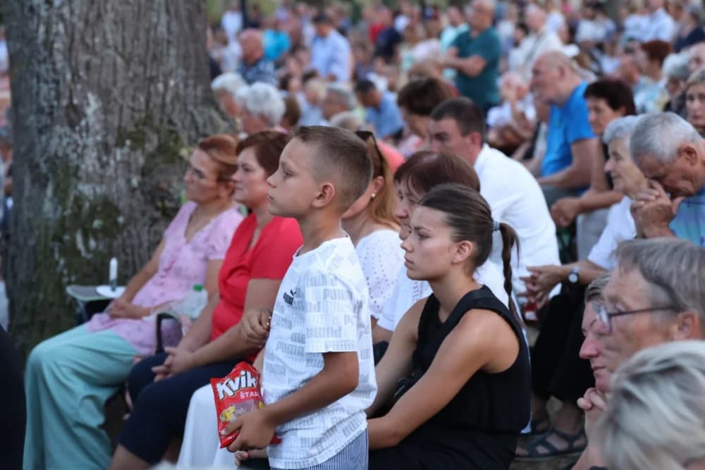 (VELIKA FOTOGALERIJA) Mnoštvo vjernika proslavilo Gospu od suza u Pleternici: „Suze Marijine su svete, a svaka prolivena suza je molitva i vapaj“