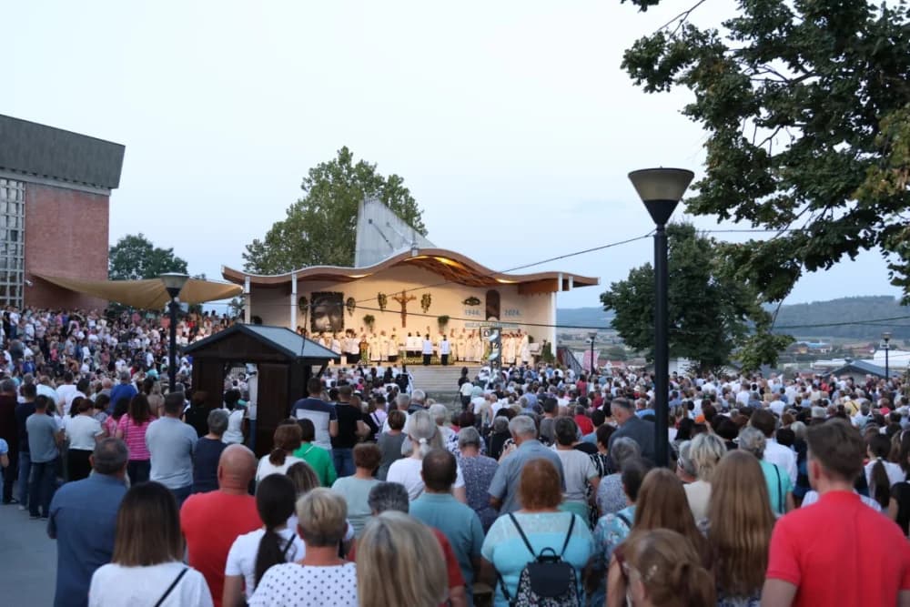 (VELIKA FOTOGALERIJA) Mnoštvo vjernika proslavilo Gospu od suza u Pleternici: „Suze Marijine su svete, a svaka prolivena suza je molitva i vapaj“