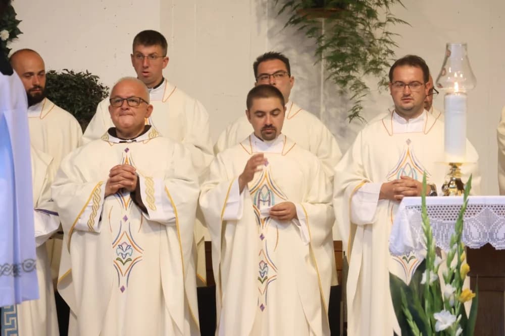 (VELIKA FOTOGALERIJA) Mnoštvo vjernika proslavilo Gospu od suza u Pleternici: „Suze Marijine su svete, a svaka prolivena suza je molitva i vapaj“
