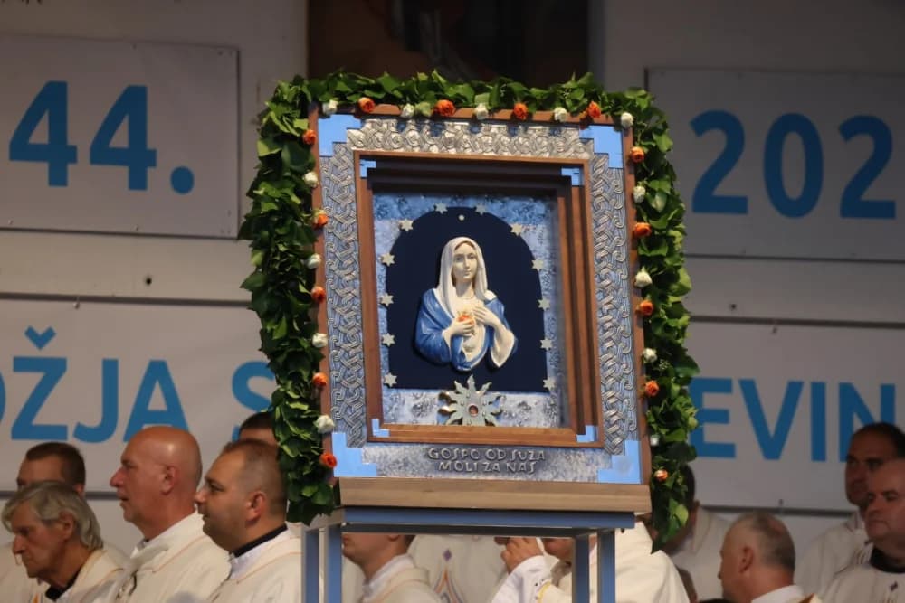 (VELIKA FOTOGALERIJA) Mnoštvo vjernika proslavilo Gospu od suza u Pleternici: „Suze Marijine su svete, a svaka prolivena suza je molitva i vapaj“