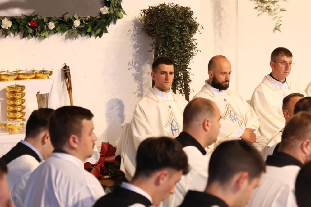 (VELIKA FOTOGALERIJA) Mnoštvo vjernika proslavilo Gospu od suza u Pleternici: „Suze Marijine su svete, a svaka prolivena suza je molitva i vapaj“