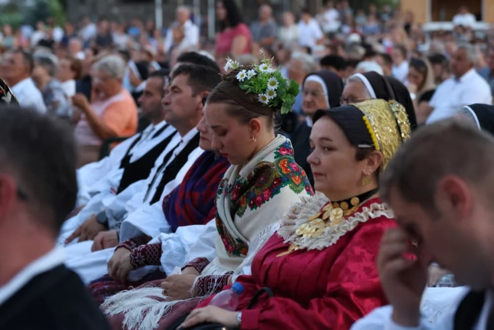 (VELIKA FOTOGALERIJA) Mnoštvo vjernika proslavilo Gospu od suza u Pleternici: „Suze Marijine su svete, a svaka prolivena suza je molitva i vapaj“