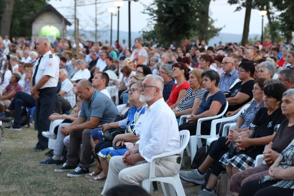(VELIKA FOTOGALERIJA) Mnoštvo vjernika proslavilo Gospu od suza u Pleternici: „Suze Marijine su svete, a svaka prolivena suza je molitva i vapaj“