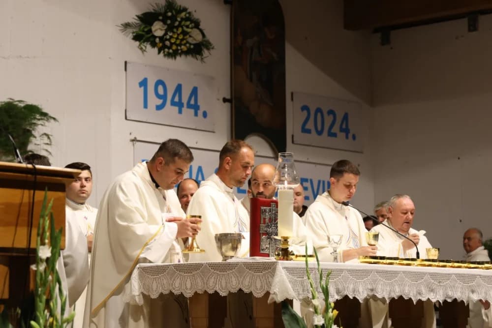 (VELIKA FOTOGALERIJA) Mnoštvo vjernika proslavilo Gospu od suza u Pleternici: „Suze Marijine su svete, a svaka prolivena suza je molitva i vapaj“