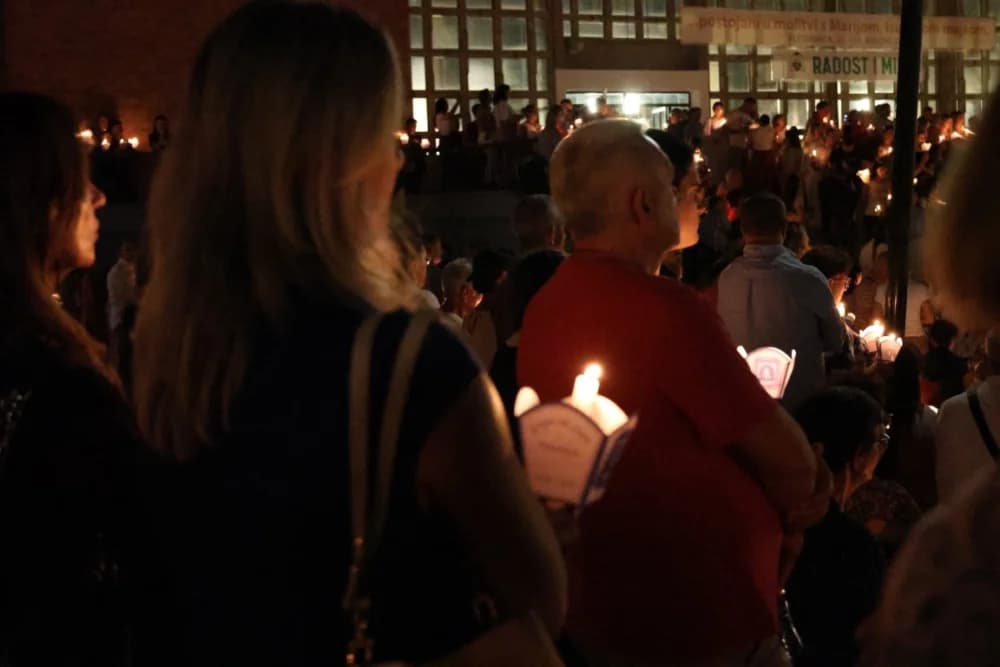 (VELIKA FOTOGALERIJA) Mnoštvo vjernika proslavilo Gospu od suza u Pleternici: „Suze Marijine su svete, a svaka prolivena suza je molitva i vapaj“