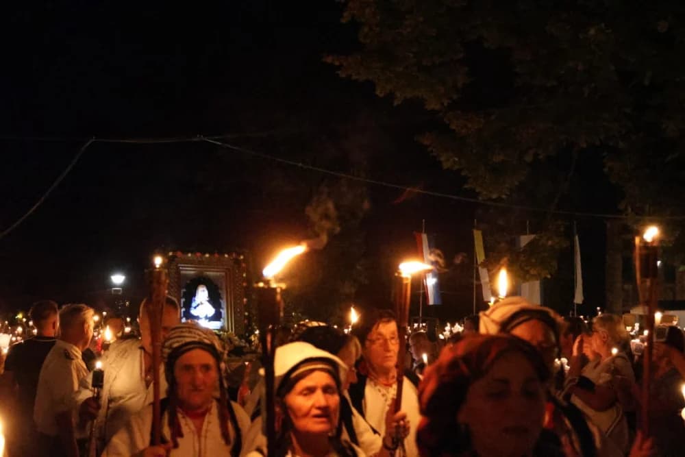 (VELIKA FOTOGALERIJA) Mnoštvo vjernika proslavilo Gospu od suza u Pleternici: „Suze Marijine su svete, a svaka prolivena suza je molitva i vapaj“