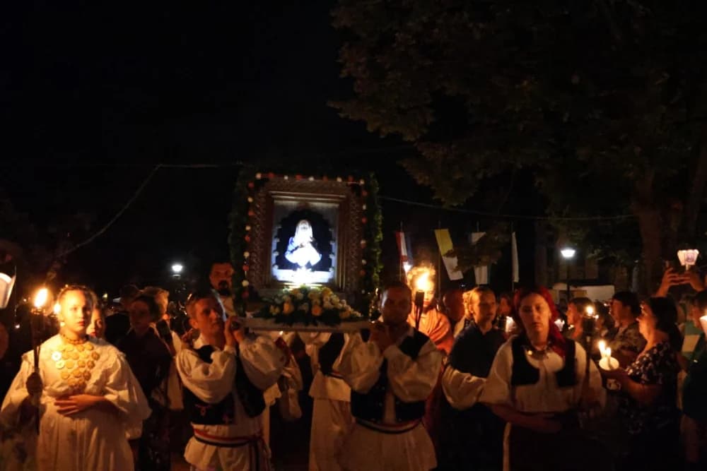 (VELIKA FOTOGALERIJA) Mnoštvo vjernika proslavilo Gospu od suza u Pleternici: „Suze Marijine su svete, a svaka prolivena suza je molitva i vapaj“