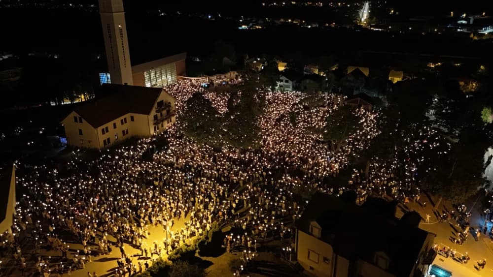 (VELIKA FOTOGALERIJA) Mnoštvo vjernika proslavilo Gospu od suza u Pleternici: „Suze Marijine su svete, a svaka prolivena suza je molitva i vapaj“