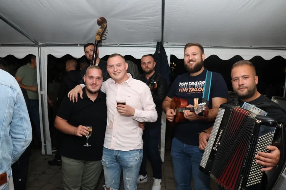 /FOTOGALERIJA/ Caffebar Camel u Kutjevu proslavio 30. obljetnicu rada: Kod nas u lokal dolaze kako one mlađe tako i starije generacije jer se ugodno osjećajuʼ