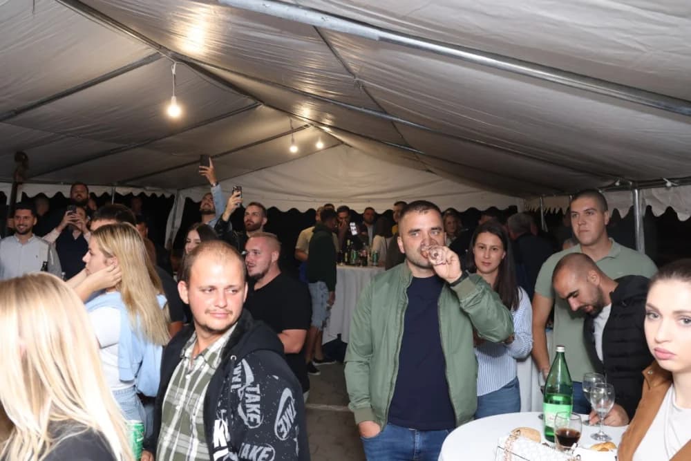 /FOTOGALERIJA/ Caffebar Camel u Kutjevu proslavio 30. obljetnicu rada: Kod nas u lokal dolaze kako one mlađe tako i starije generacije jer se ugodno osjećajuʼ