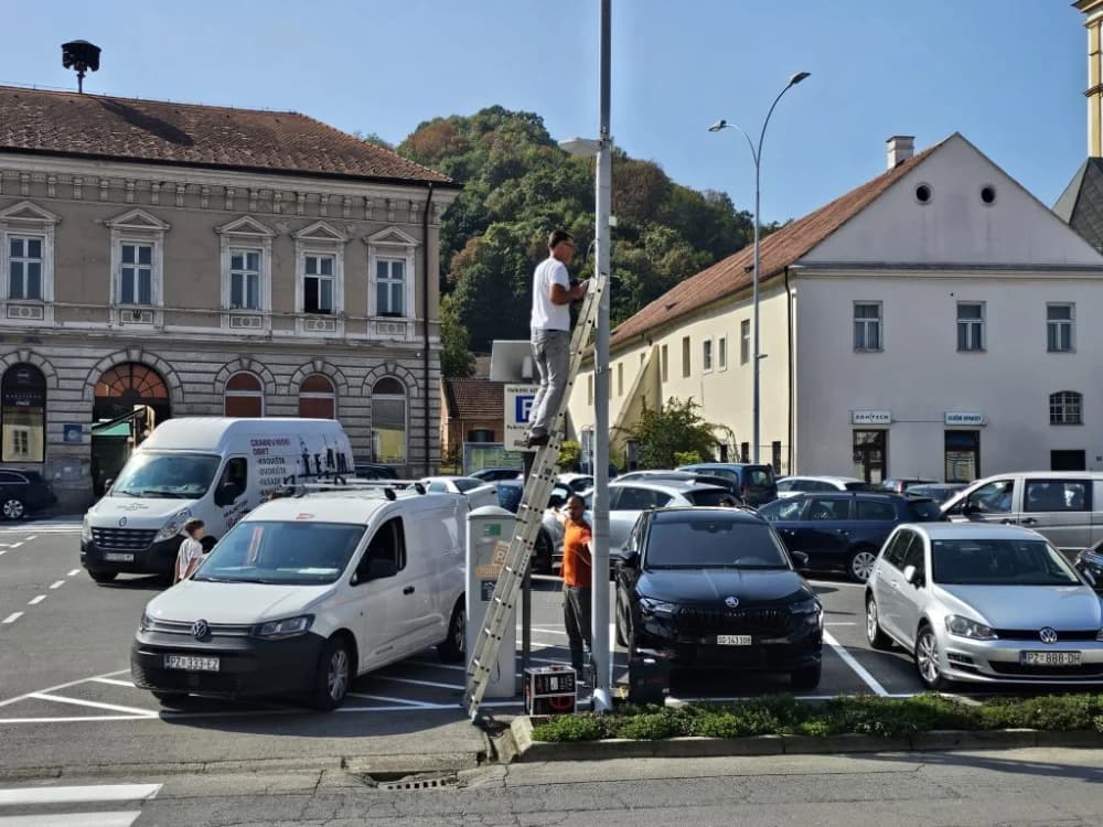 „Crno oko“ je postavljeno: Nestašne građane i vozače koji učine „nered“ na Trgu sv. Trojstva i pješačkoj zoni policija će veoma brzo pronaći