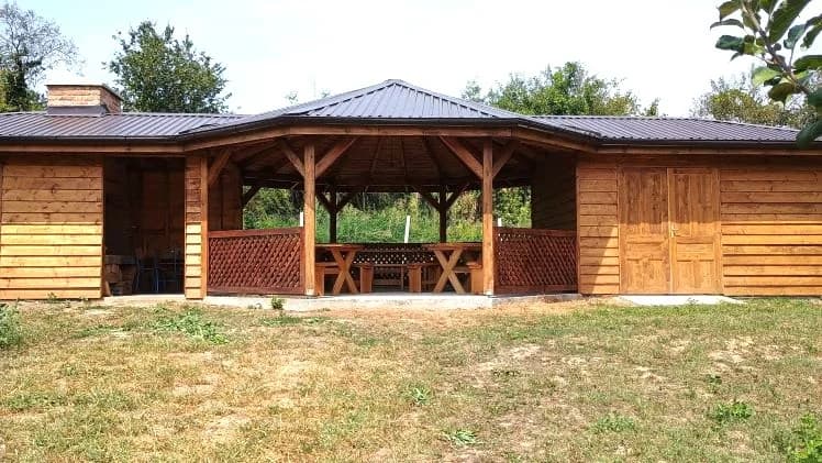Radnim akcijama završili gradnju višenamjenske drvene sjenice