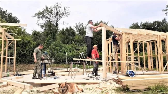 Radnim akcijama završili gradnju višenamjenske drvene sjenice
