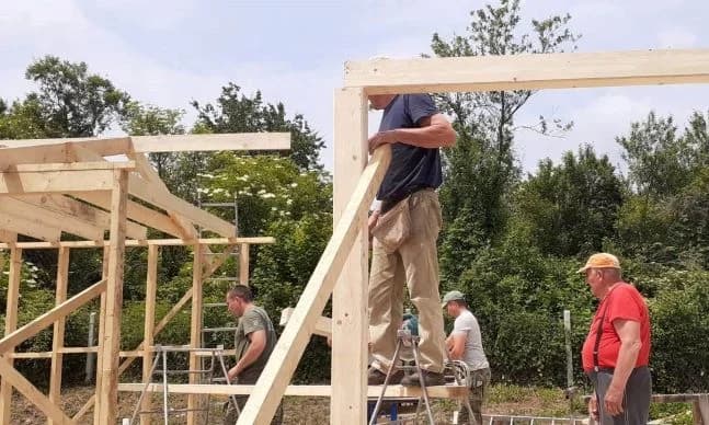 Radnim akcijama završili gradnju višenamjenske drvene sjenice