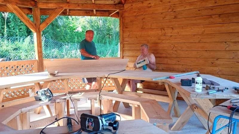 Radnim akcijama završili gradnju višenamjenske drvene sjenice